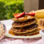 Pancakes de banano y zanahoria con miel de maple