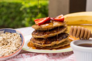 Pancakes de banano y zanahoria con miel de maple