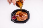 Pancakes de banano y zanahoria con miel de maple - Imagen 2