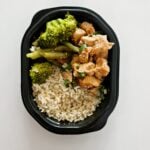 Bowl de pollo teriyaki (arroz, pollo teriyaki,brocoli, vainica, zanahoria semillas de ajonjoli y cebollino).
