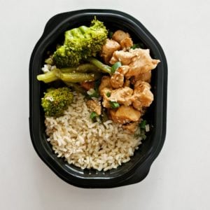 Bowl de pollo teriyaki (arroz, pollo teriyaki,brocoli, vainica, zanahoria semillas de ajonjoli y cebollino).