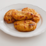 6 empanaditas de platano maduro rellenos con frijoles y queso